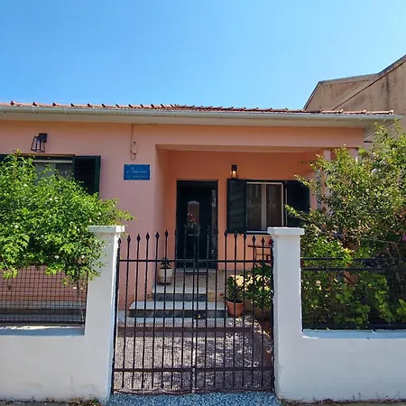 το σπίτι με τις βουκαμβίλιες Agia Efimia